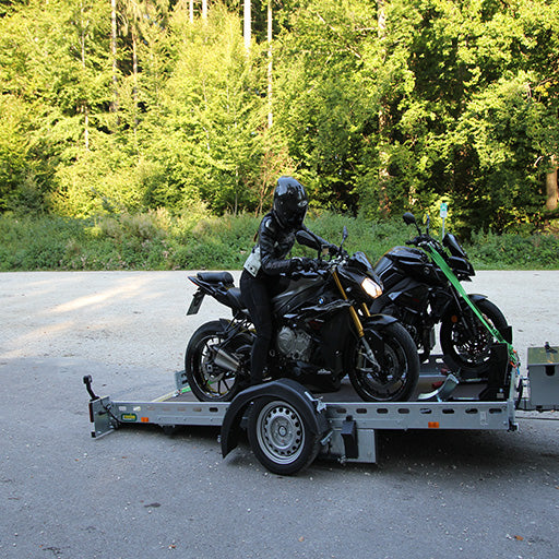 UNSINN Absenkanhänger mit Motorräder beladen