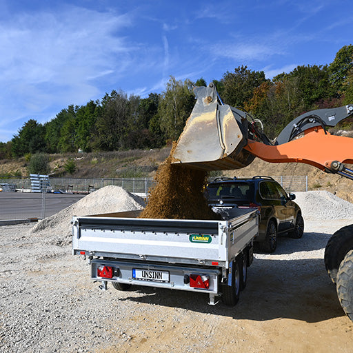 UNSINN Dreiseitenkipper wird mit Sand beladen