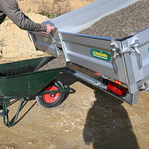 UNSINN Dreiseitenkipper mit Stahlbordwand und Kornschieber hinten.