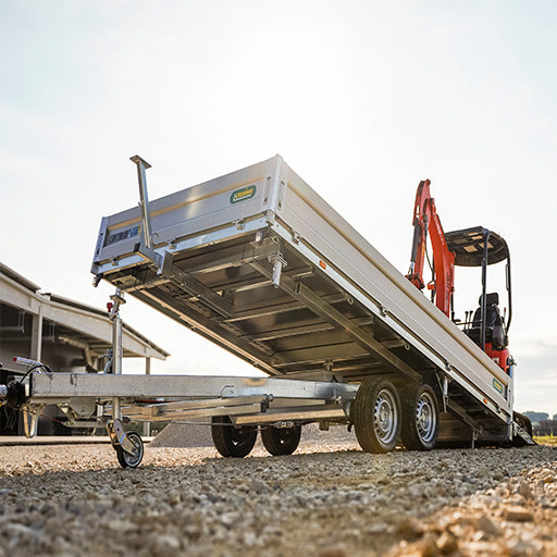 UNSINN Maschinentransporter mit Bagger auffahrend