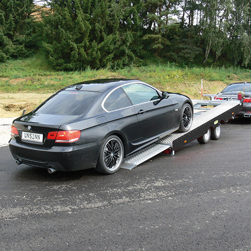 UNSINN Fahrzeugtransporter wird mit einem Auto beladen