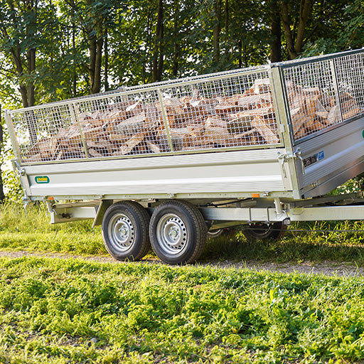 UNSINN Dreiseitenkipper mit Gitteraufsatz und Brennholz beladen